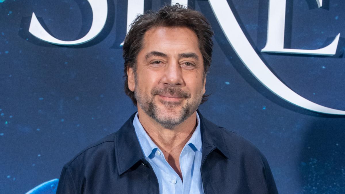 Javier Bardem posa en photocall durante la presentación de 'La Sirenita'. El actor interpreta al Rey Tritón en el nuevo live-action de Disney.