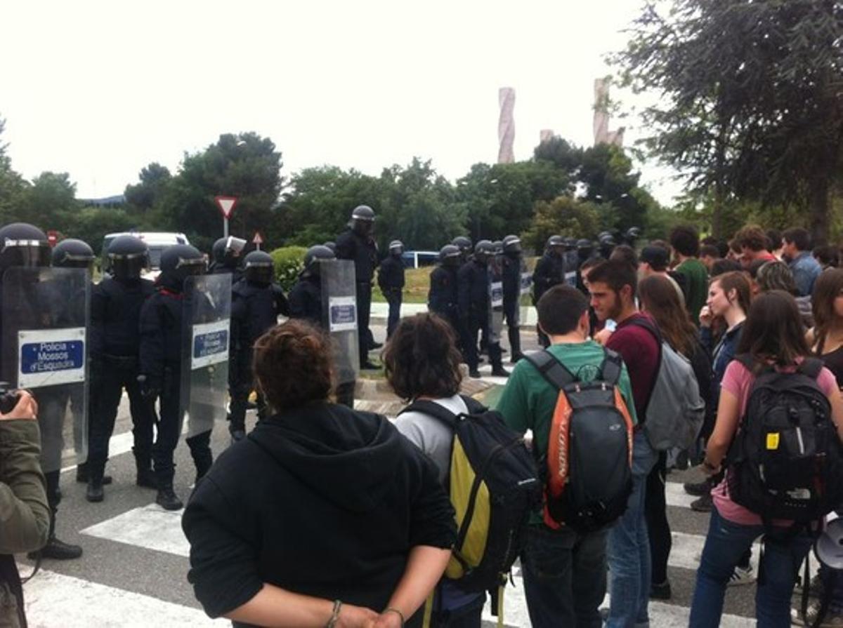 Estudiants davant els Mossos a la UAB. Estudiants davant els Mossos a la UAB.