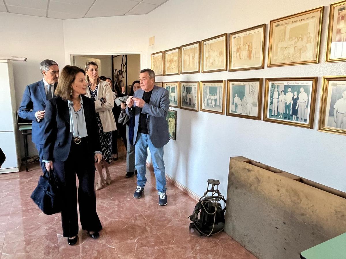 Los responsables europeos pudieron ver una exposición fotográfica que muestra parte de la historia de Alfombras Imperial como homenaje a sus trabajadores