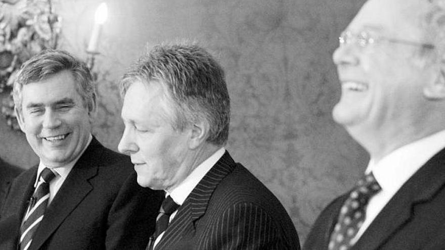 Brown, Robinson y McGuinness, de izquierda a derecha, anuncian entre bromas el acuerdo en el Ulster.