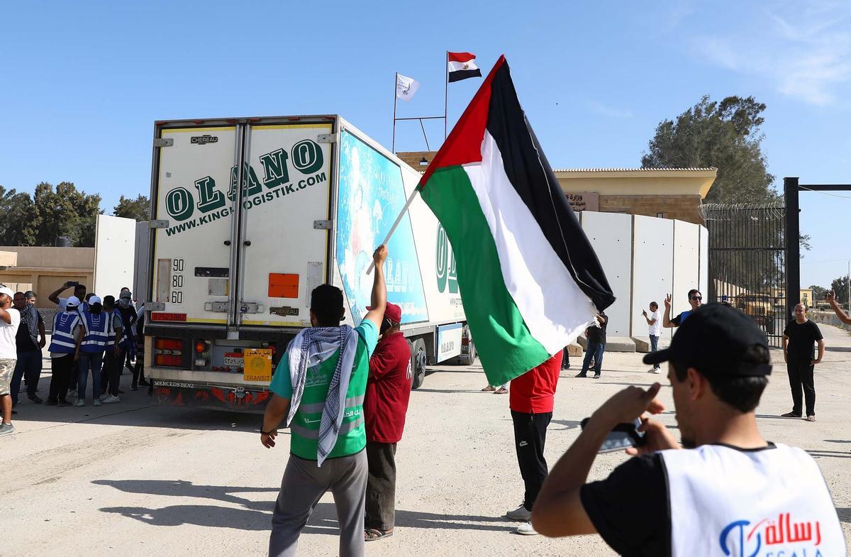 El cruce de Rafah, abierto: entran los primeros camiones de ayuda humanitaria a Gaza