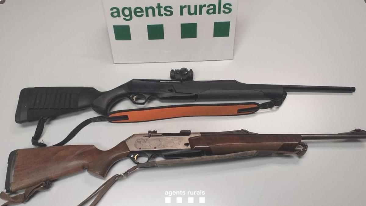 S'intercepten les armes de dos caçadors per caçar en zona segura