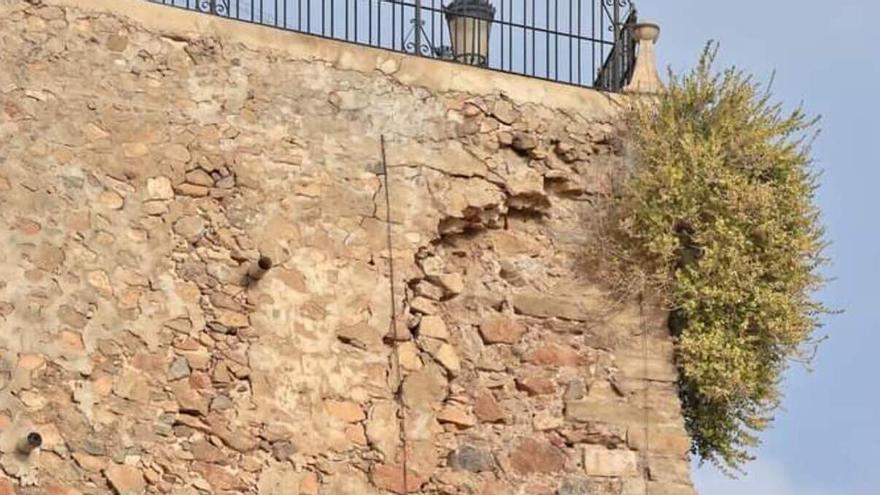 El Ayuntamiento de Callosa de Segura descarta daños estructurales por las grietas en el muro de San Roque