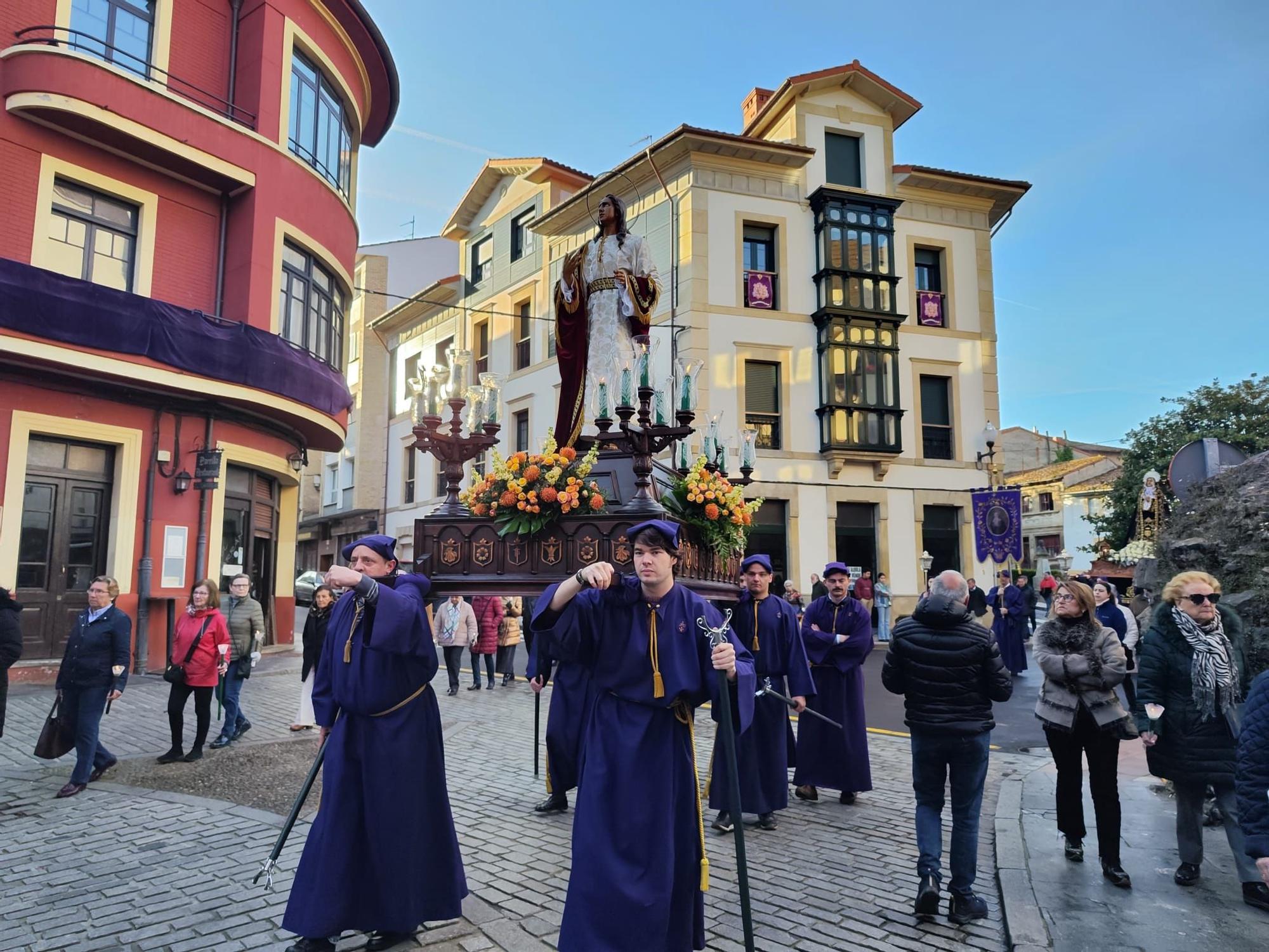 La procesión de la Soledad recorre Villaviciosa: así es la cita más íntima de la Semana Santa maliaya