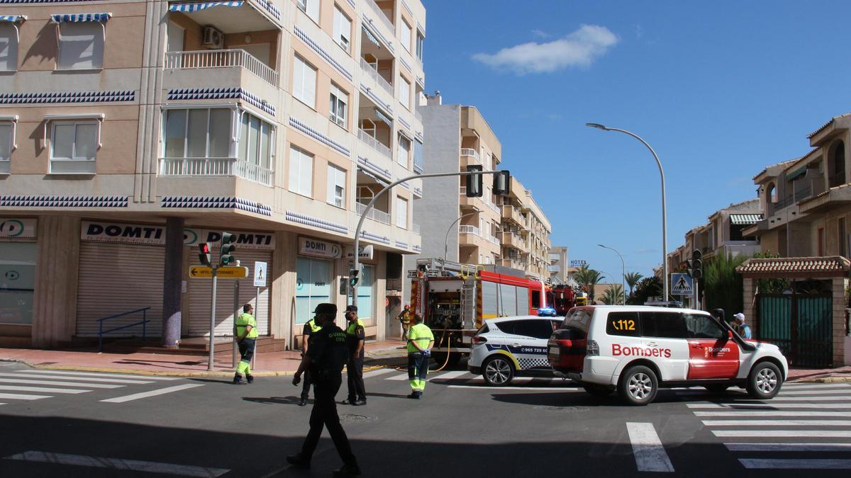 Los bomberos sofocan el incendio de un vehículo en la calle Cartagena de Guardamar del Segura