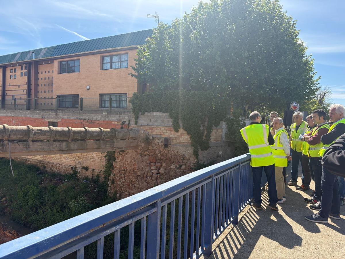 El conseller Barrachina durante su visita a las obras de canalización en San Antonio de Requena.