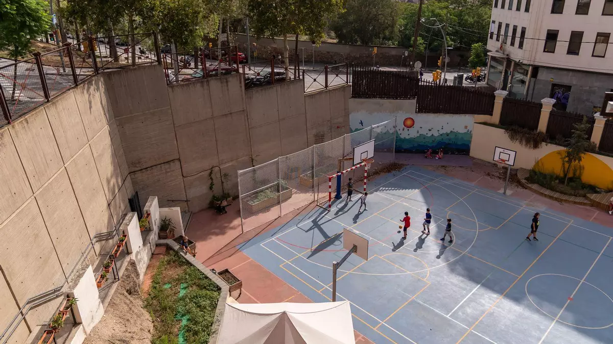Diez patios escolares de Barcelona siguen abiertos durante las vacaciones de Navidad