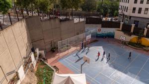 Imatge darxiu de nens jugant a lescola Mas Casanovas de Barcelona