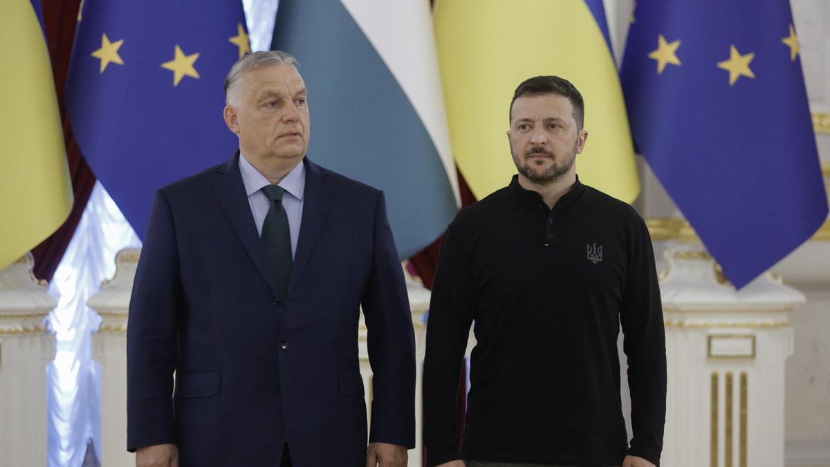 El presidente ucraniano, Volodimir Zelenski (d), y el primer ministro húngaro, Viktor Orban (i), asisten a su reunión en Kiev, Ucrania, el 2 de julio de 2024.