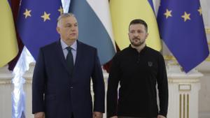 El presidente ucraniano, Volodimir Zelenski (d), y el primer ministro húngaro, Viktor Orban (i), asisten a su reunión en Kiev, Ucrania, el 2 de julio de 2024. 