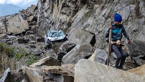 Un nepalès intenta desplaçar-se entre les roques caigudes a la vall de Langtang, un dels més afectats pel terratrèmol del Nepal.