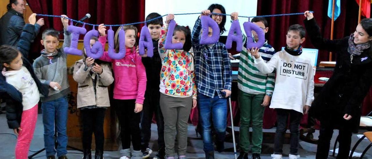 Un grupo de niños coañeses durante la constitución del Plan Municipal de Infancia, el pasado noviembre.