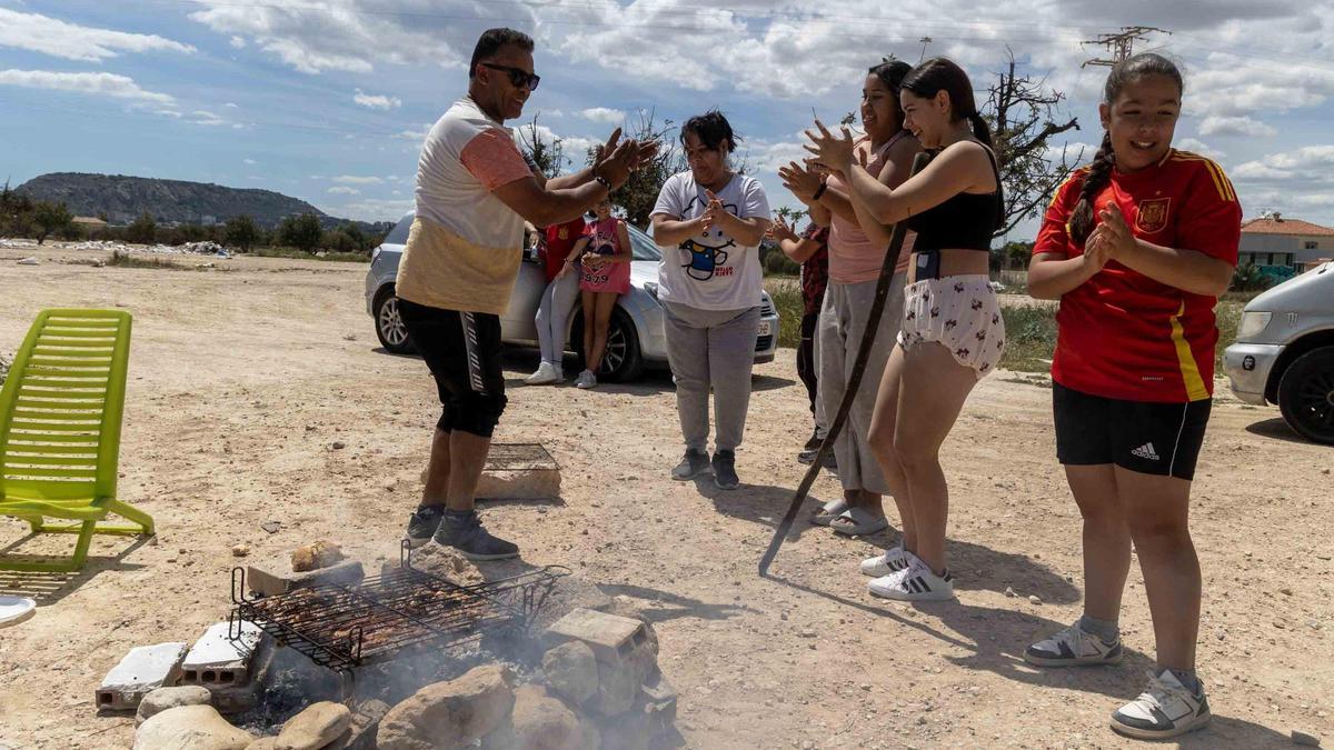 Playas llenas y bailes en Santa Faz entre los escombros el día de la Mona en Alicante