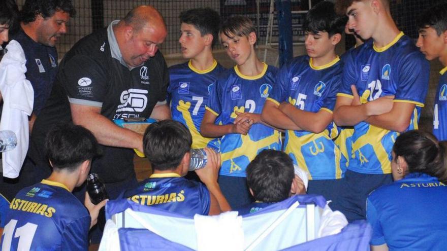 Adrián Suárez, dando instrucciones a los componentes de la selección  infantil masculina asturiana en el último Campeonato de España. | TEJERINA