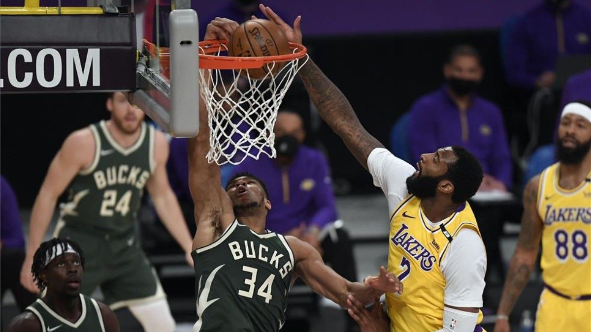 Drummond intenta tapar a Antetokounmpo en su debut con los Lakers