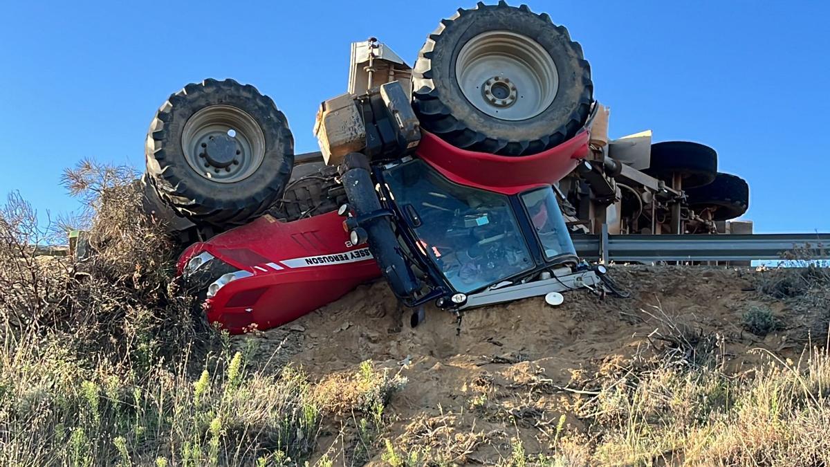 Tractor volcado junto a la carretera en la que se produjo al accidente