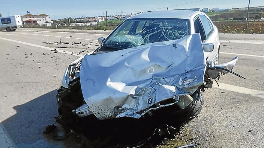 Una colisión se salda con tres heridos leves