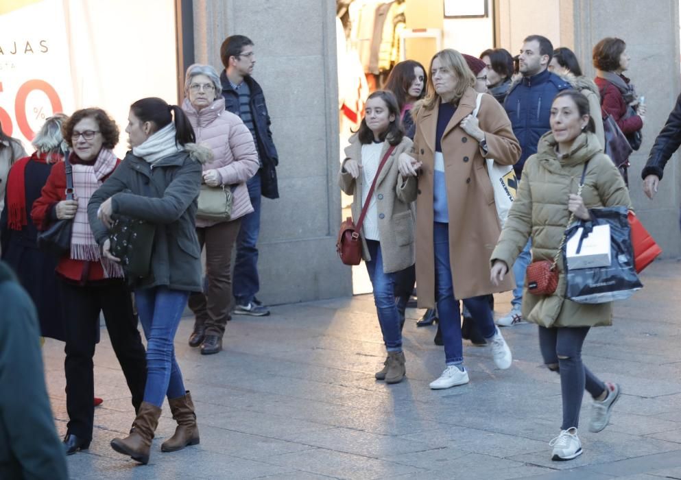 Las rebajas y las compras de Reyes Magos: el centro de Vigo, a reventar.