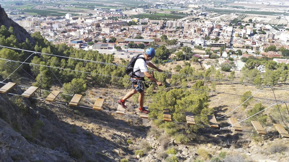 Los senderos que ofrece están dirigidos a excursionistas y a todos aquellos que aman el deporte de montaña y la naturaleza.