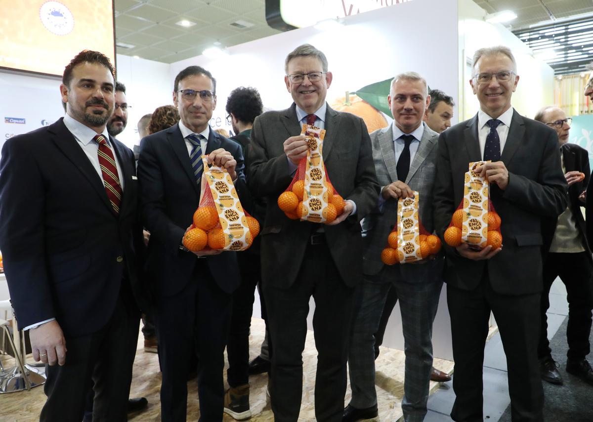 Puig, en la feria de Berlín, con mallas de la marca Naranja Valenciana