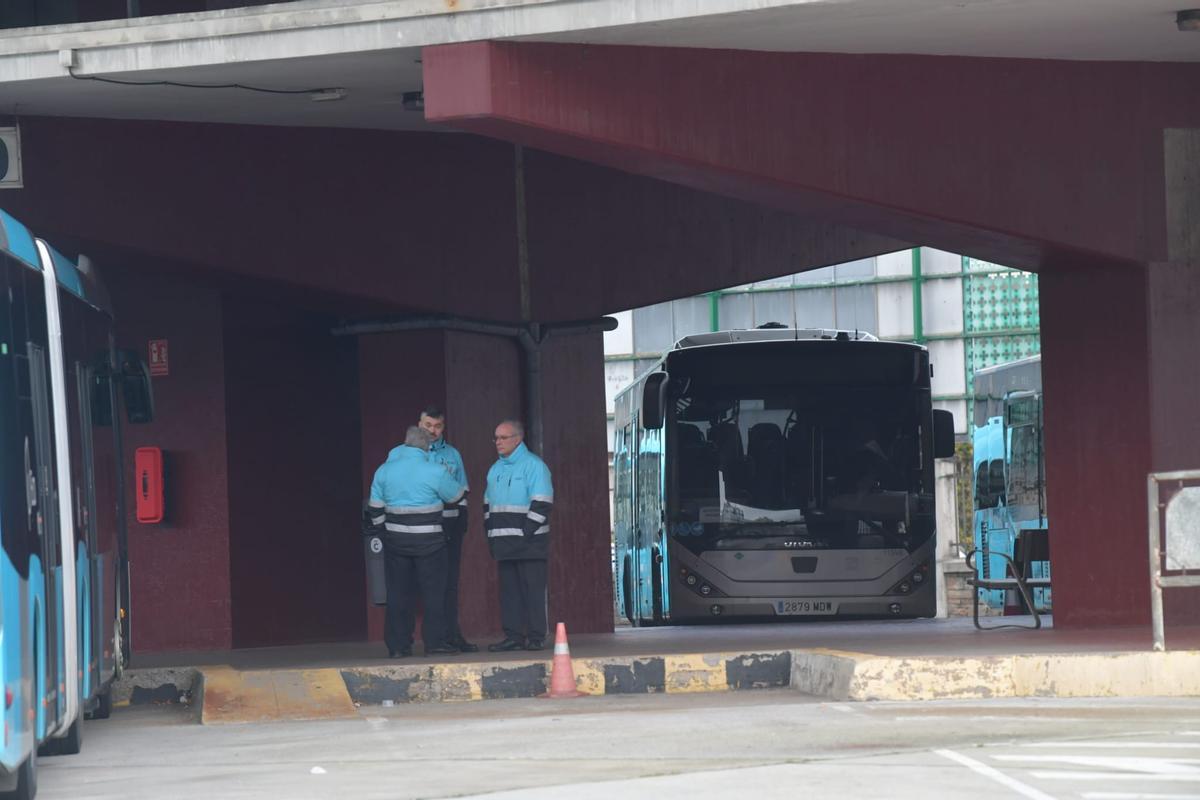 Dársenas vacías y autobuses parados en otra jornada de huelga de los buses interurbanos en A Coruña