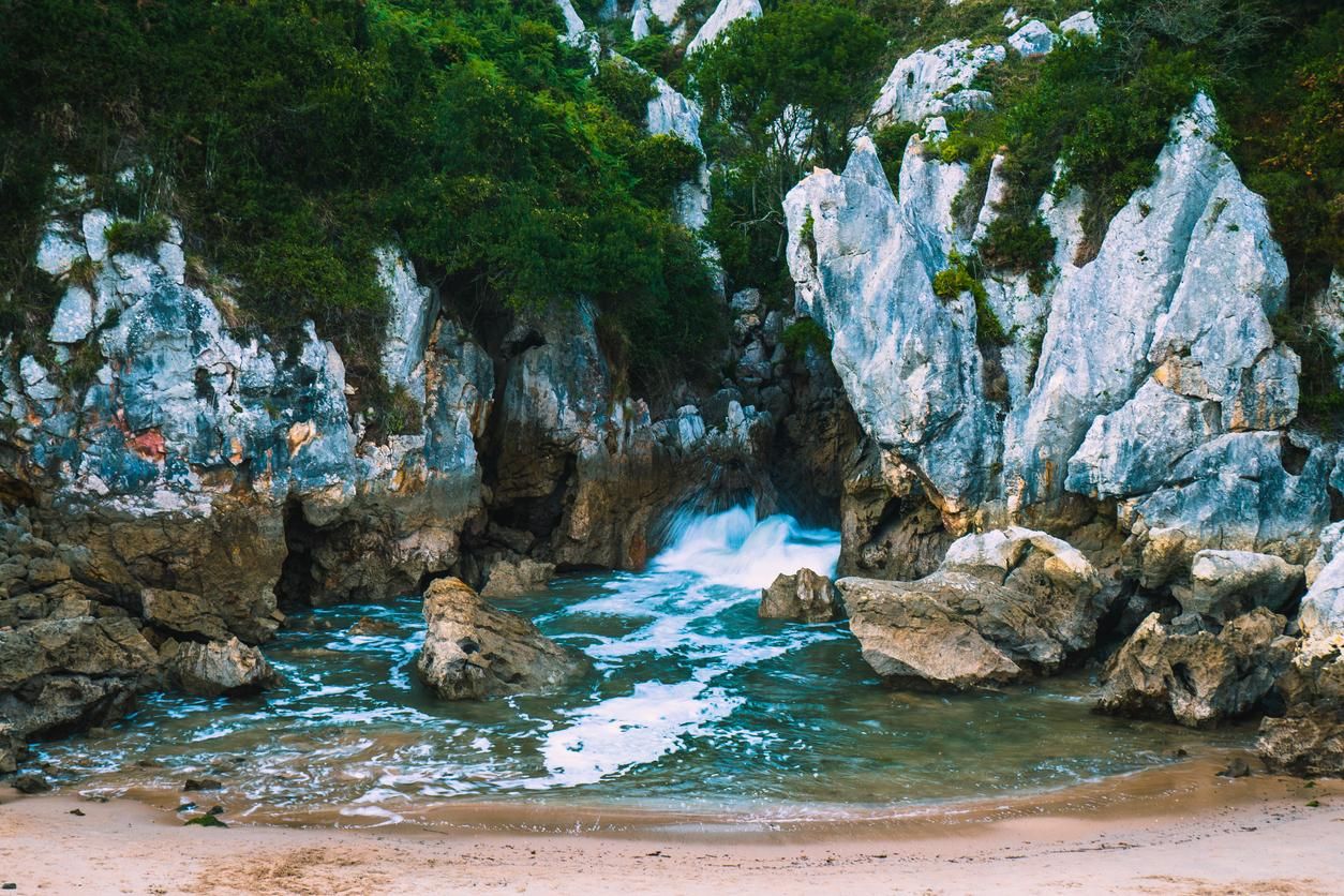El agua pasa por cuevas sumergidas en Gulpiyuri