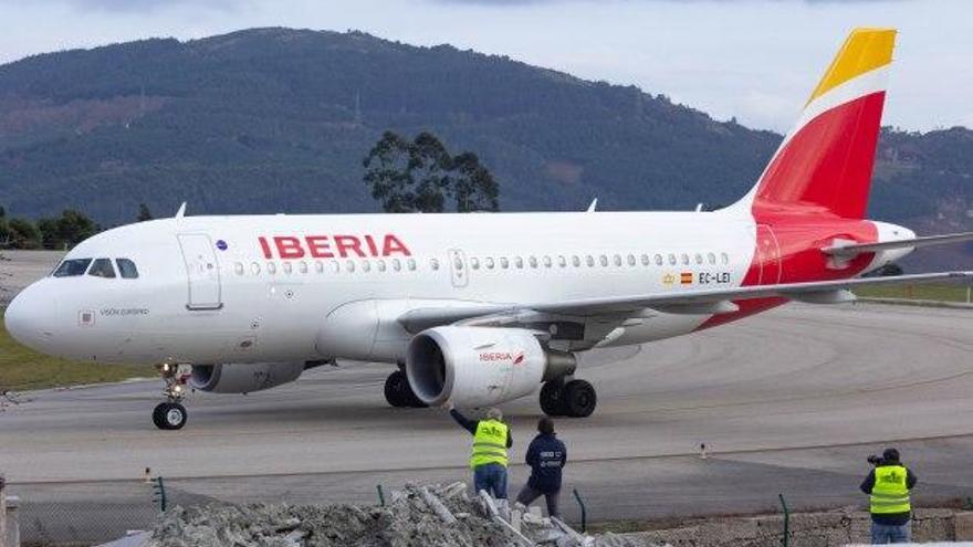 Un avión de Iberia en el aeropuerto de Vigo. // Carlos González