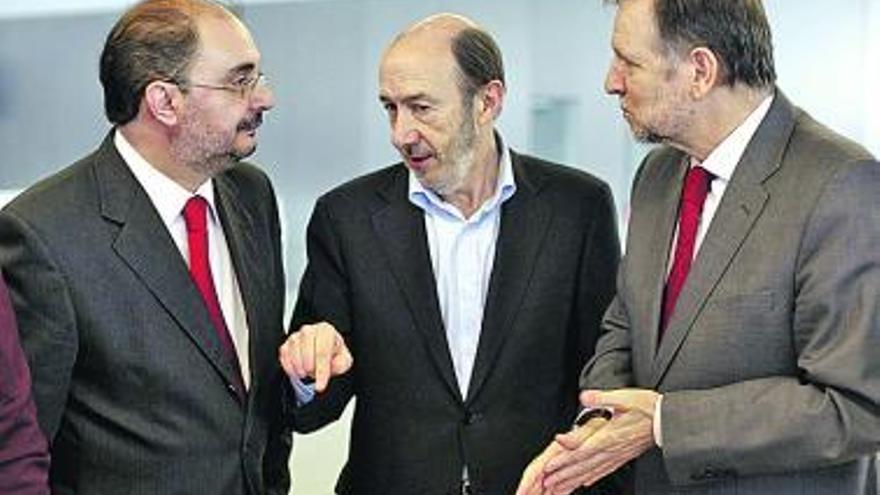 Rubalcaba, entre Iglesias (derecha) y su sucesor, Lambán.