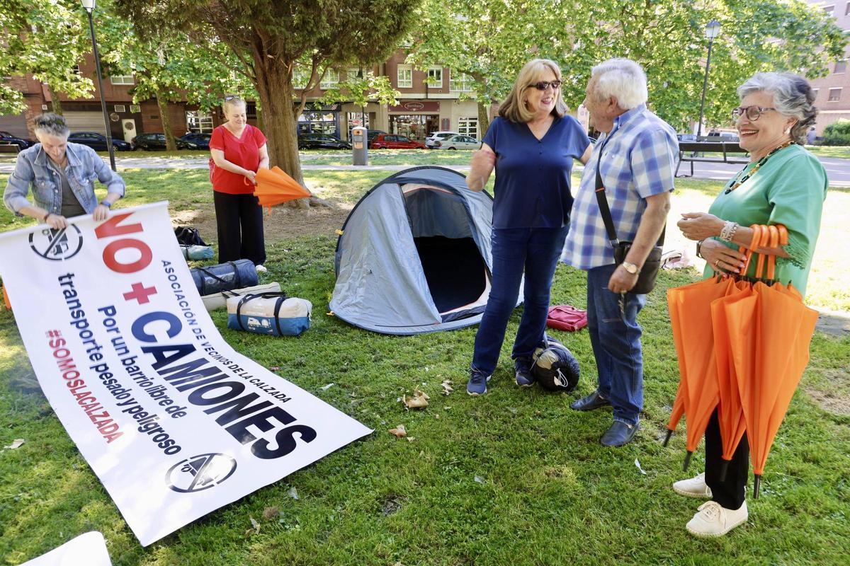 Los preparativos para la gran acampada de los vecinos de La Calzada, en imágenes Los preparativos para la gran acampada de los vecinos de La Calzada, en imágenes