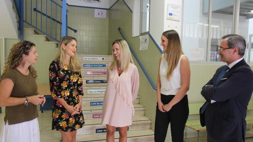 La delegada Patricia Alba, en el centro, visitó el CEIP Isaac Peral.