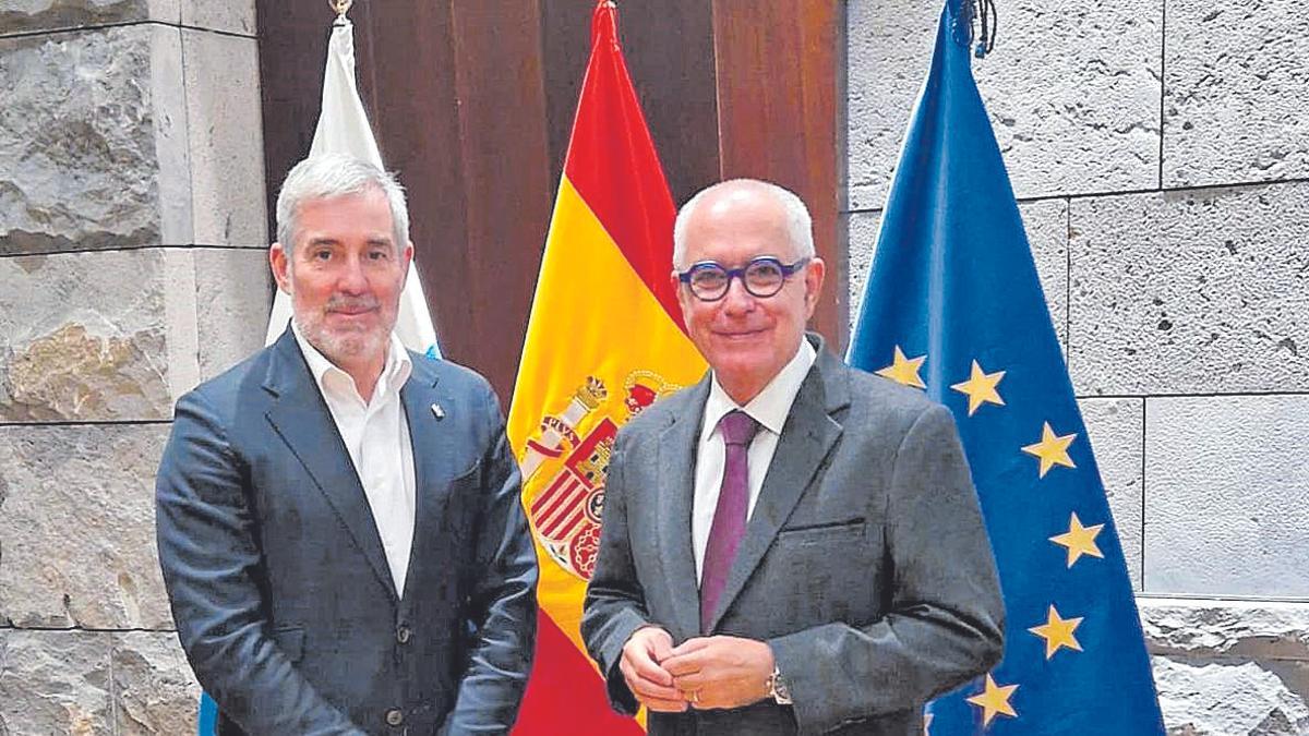 Oscar Izquierdo presidente de Fepeco y Fernando Clavijo presidente del Gobierno de Canarias impulsando la solución habitacional en Canarias