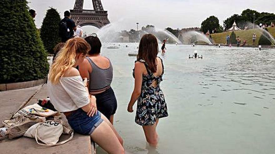 Refrescar-se a prop de la Torre Eiffel per fer front a l&#039;onada de calor