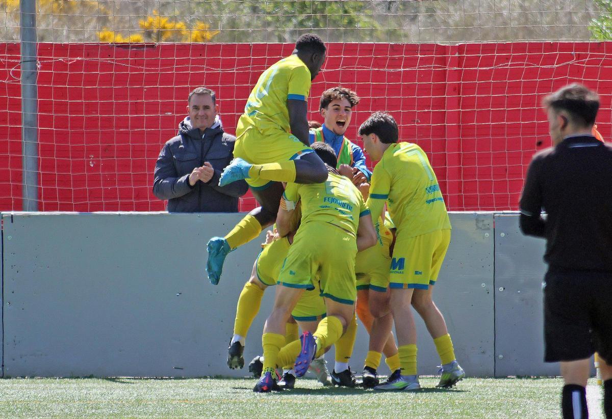 Els santjoanencs celebren el gol de Cayuela