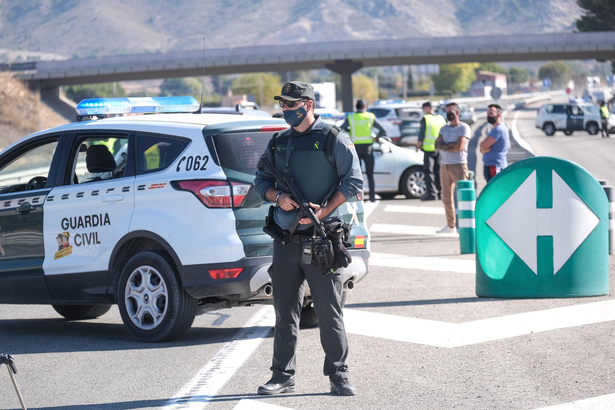 Controles en la autovía tras el cierre perimetral de la Comunidad Valenciana