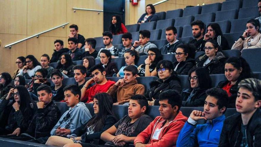 Un momento de la charla de Pepe Solla celebrada ayer en el auditorio de Ribadumia. // Iñaki Abella