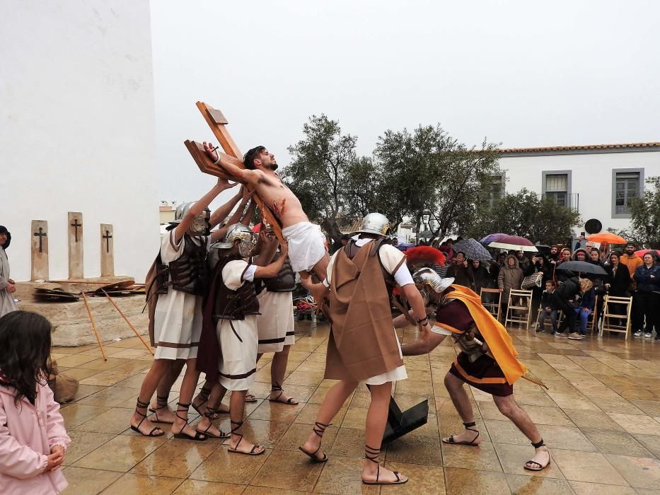 El tiempo dio una tregua para la procesión de Jesús Nazareno en Sant Ferran y ayer el vía crucis se celebró bajo una fina lluvia