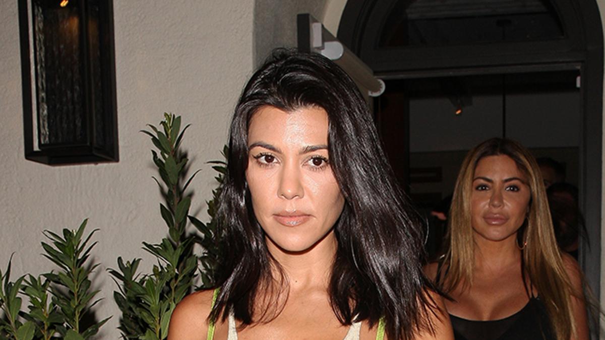 Kourtney Kardashian saliendo de un restaurante en Beverly Hills