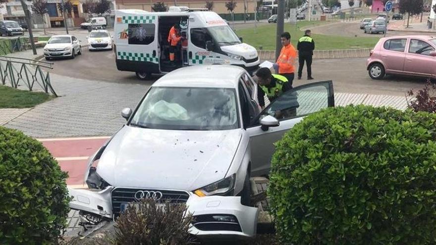 ESPECTACULAR ACCIDENTE EN la GLORIETA ADOLFO SUÁREZ