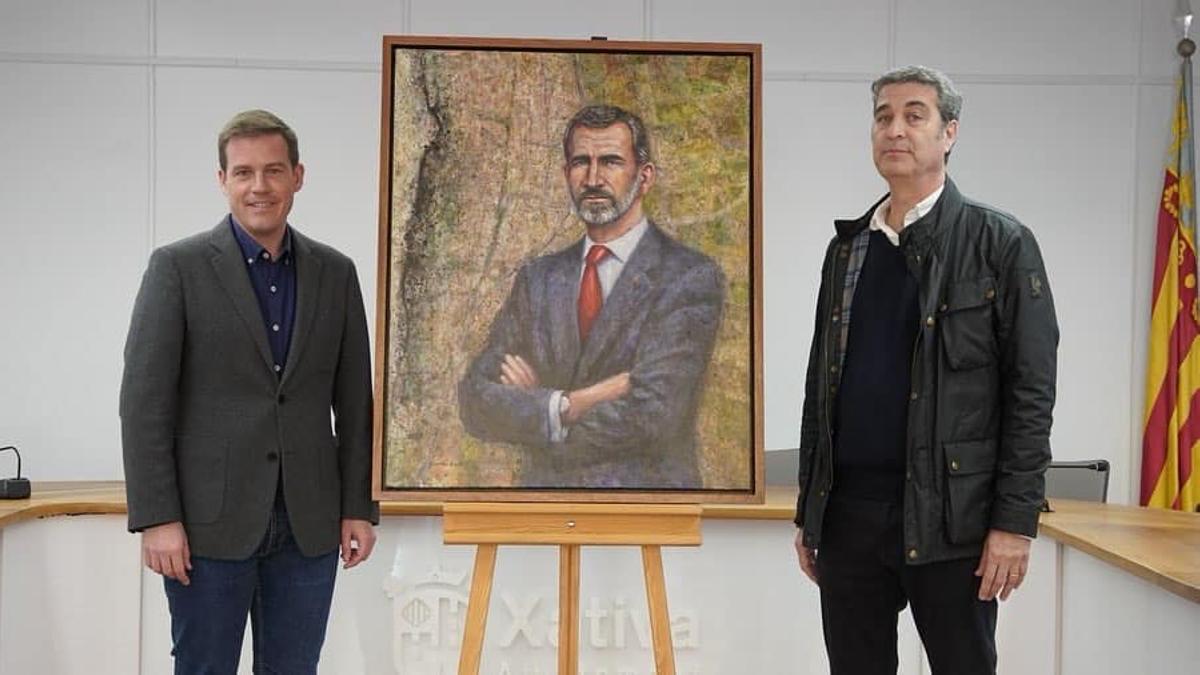 El alcalde de Xàtiva, Roger Cerdà, y el artista García Lledó, junto al retrato de Felipe VI.