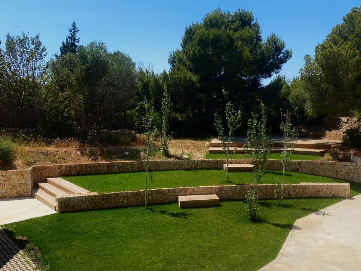 Las instalaciones, rodeadas de naturaleza, se integran en el entorno.