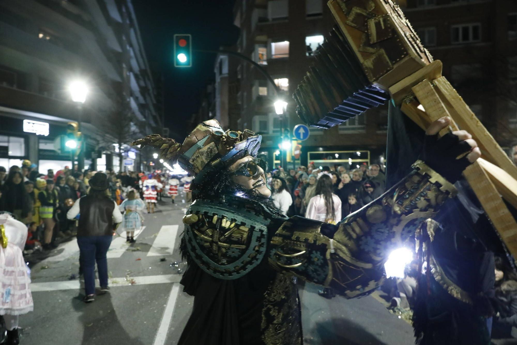 Así fue el multitudinario desfile del Antroxu de Gijón (en imágenes)