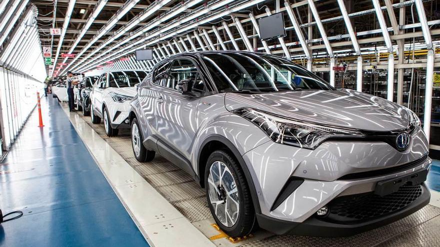 Varios Toyota C-HR en la línea de producción.