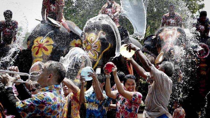 Batallas de agua para recibir el Año Nuevo en Tailandia