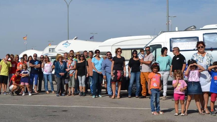 Decenas de personas acudieron a la inauguración de esta nueva área para autocaravanas y camiones.