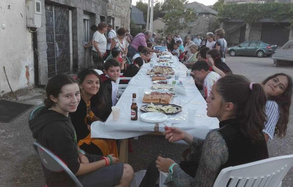 Juegos en la pradera de Terroso para clausurar las fiestas de Santiago