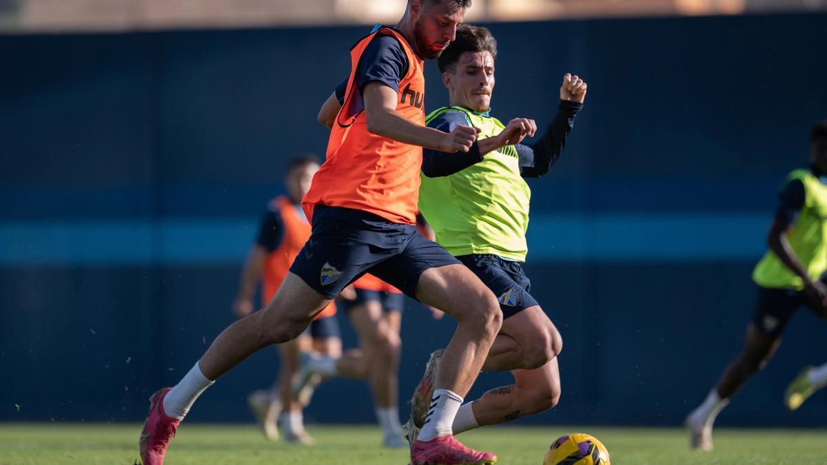 Roko Baturina, junto a Murillo, en el entrenamiento de este lunes en el Anexo.