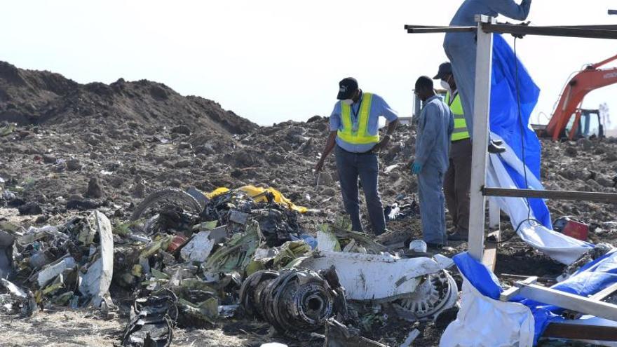 Los restos del Boeing 737 MAX accidentado en Etiopía.
