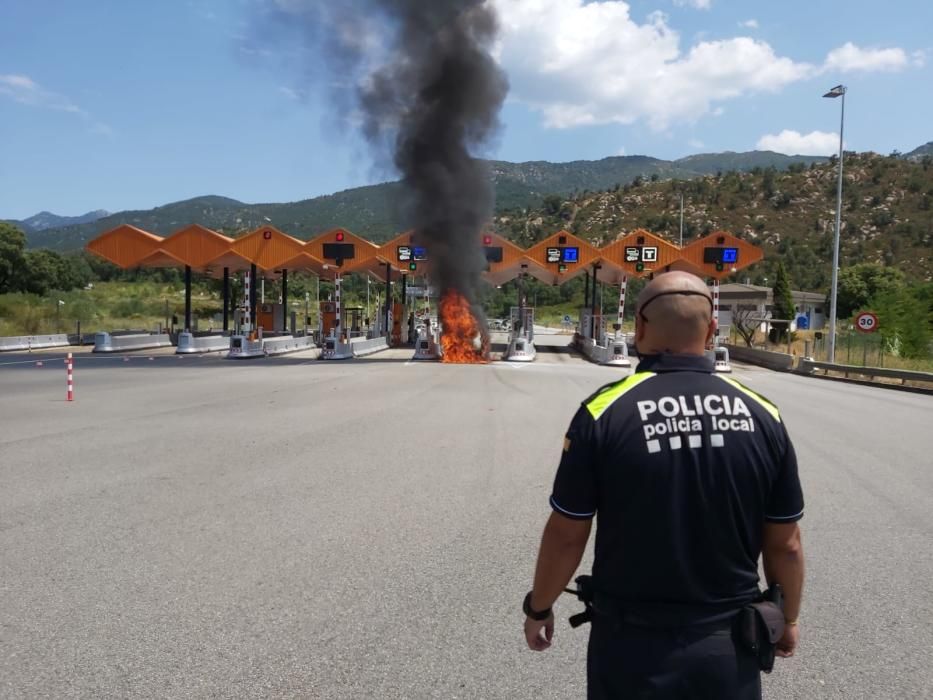 Impactant incendi d'un cotxe al peatge de l'autopista AP-7 a la Jonquera