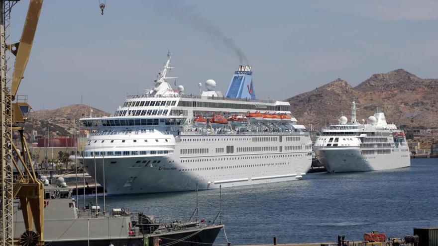 Los dos cruceros que atracaron ayer en el muelle