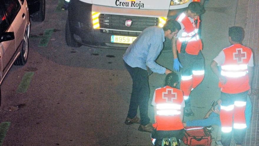 La Creu Roja atenent un jove begut que va caure al carrer Na Bastardes, durant la Festa Major de Manresa